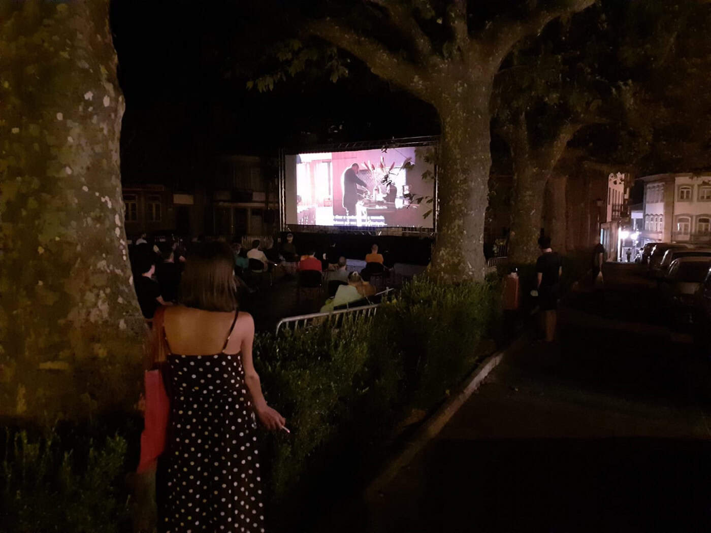 Noite de cinema ao ar livre na cidade berço