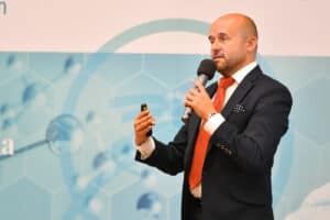 Polónia inicia produção de medicamento experimental com plasma sanguíneo 