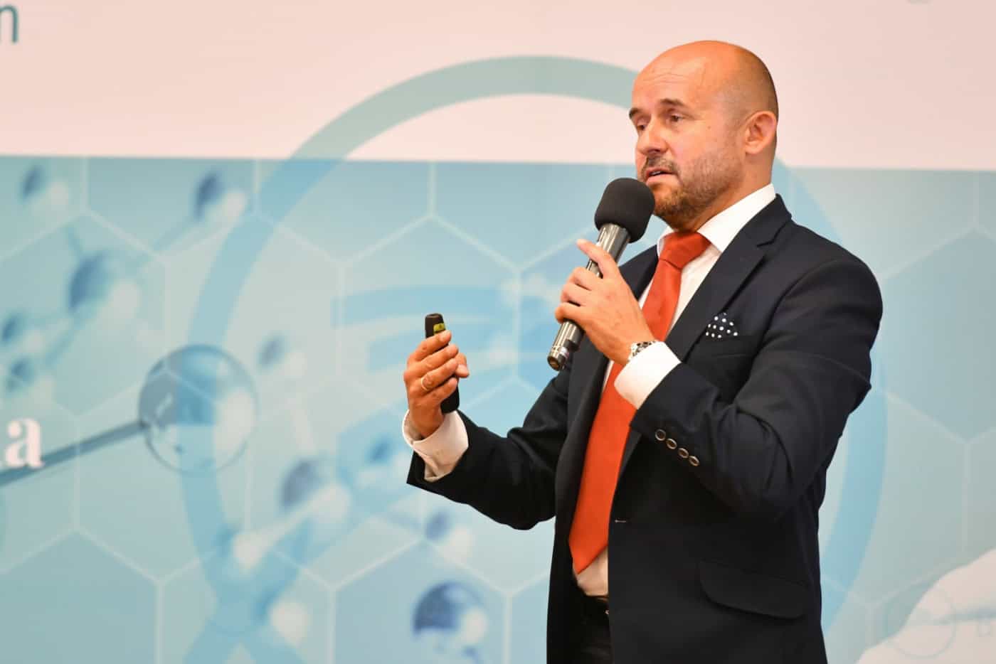 Polónia inicia produção de medicamento experimental com plasma sanguíneo