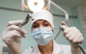 Inquérito a 4.136 dentistas portugueses revela que 99,5% escaparam a infeção