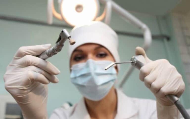 Inquérito a 4.136 dentistas portugueses revela que 99,5% escaparam a infeção