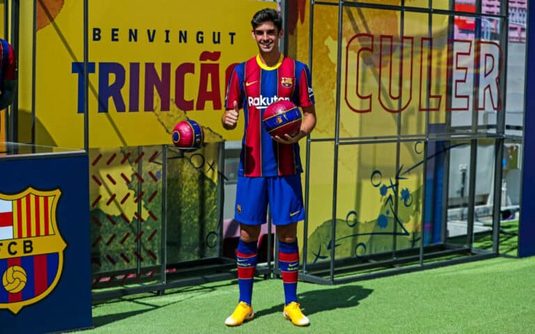 Trincão apresentado no Barcelona promete "muitos golos e assistências"