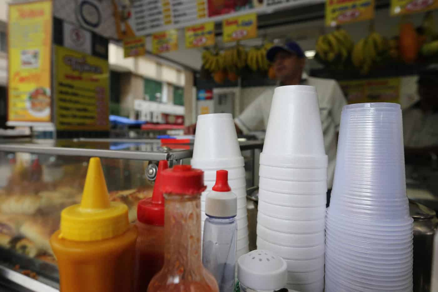 Fim dos descartáveis nos restaurantes adiado para março de 2021