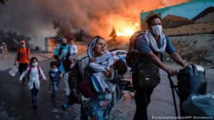 Milhares de refugiados do campo de Moria expostos ao mau tempo após incêndio