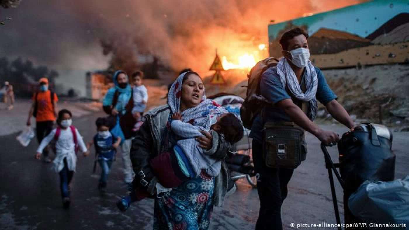 Milhares de refugiados do campo de Moria expostos ao mau tempo após incêndio