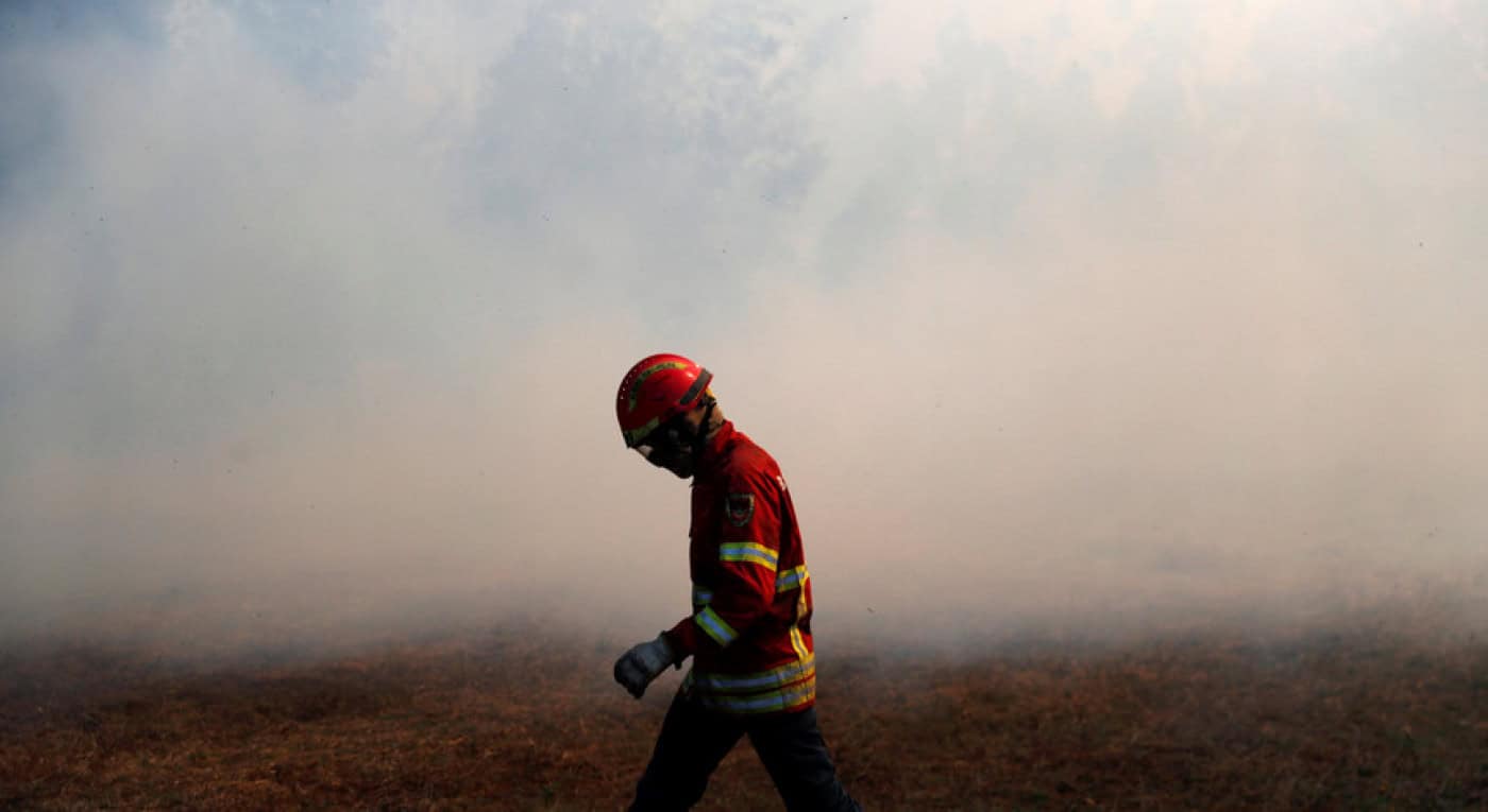 Dois bombeiros feridos com gravidade em combate a incêndio em Proença-a-Nova