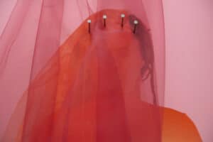 Sobre(viver). Um ciclo de linhas que descreve a "crucificação das mulheres"