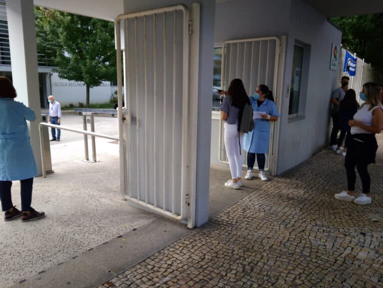 Regresso às aulas. Alunos e pais dizem que presencial é melhor mas admitem medo