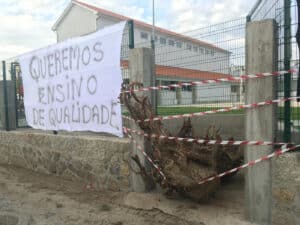 Pais bloqueiam escola de Barcelos com troncos de madeira à porta