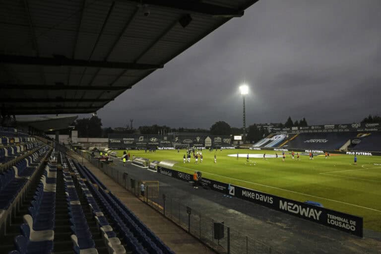 Jogos-teste com público nas bancadas poderão arrancar no próximo mês