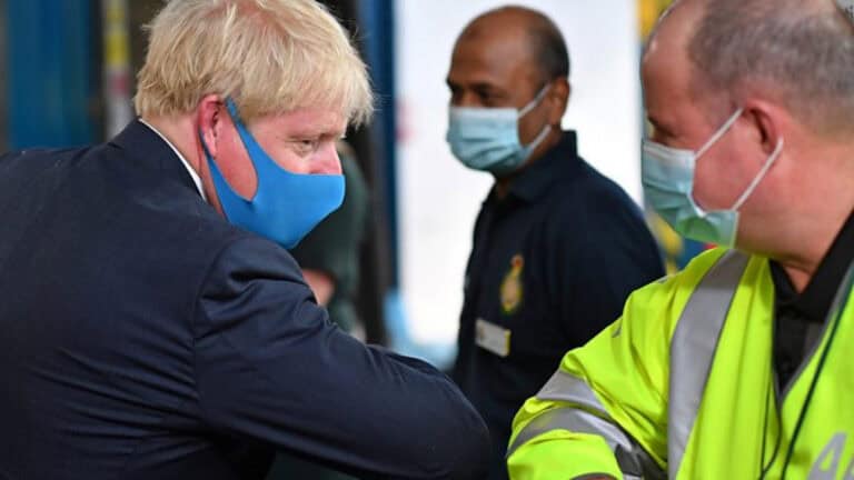 Boris Johnson apresentou nova lista de restrições para conter a pandemia