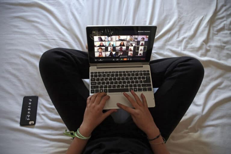 56% dos universitários portugueses defende aulas em regime misto