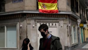 Espanha regista mais de 11.000 novos casos e ultrapassa os 900.000