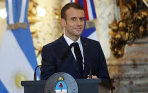 Emmanuel Macron anuncia recolher obrigatório em várias cidades francesas