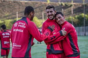 Paulinho renova até 2025 com SCB