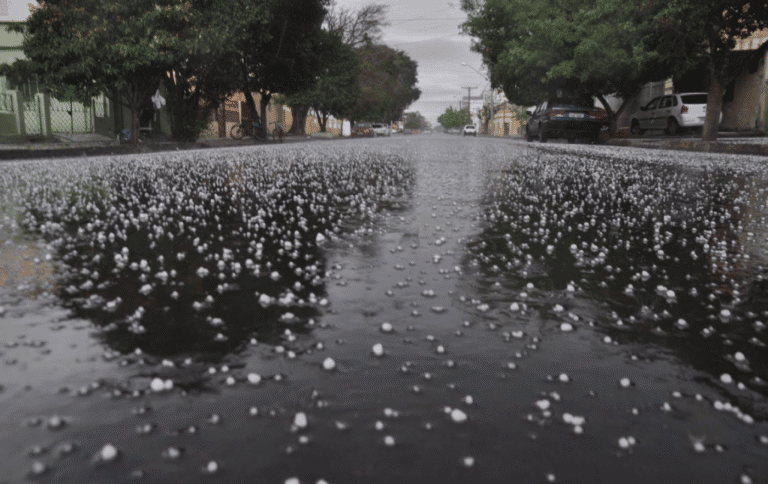 Treze distritos do continente vão estar sob aviso laranja devido à chuva forte