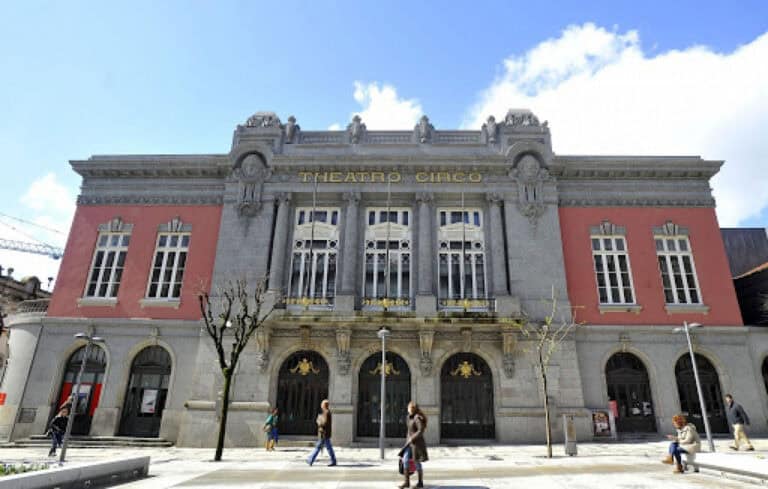 Theatro Circo anuncia concertos de Adriana Calcanhotto, B Fachada e Selma Uamusse