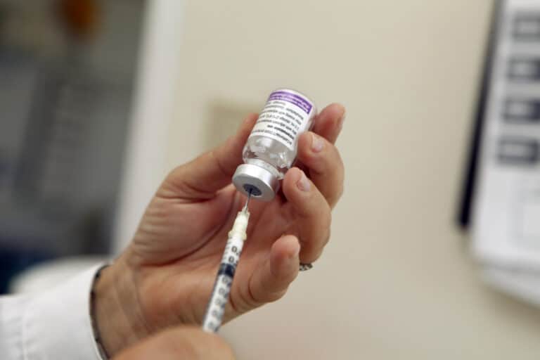 Das 500 mil vacinas disponíveis para as farmácias chegaram menos de metade