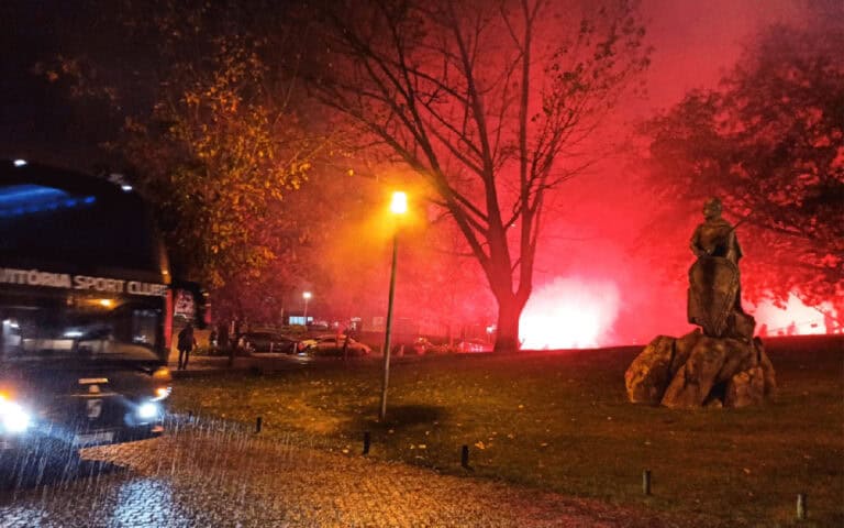 PSP identifica adeptos por falta de distanciamento social; Vitória SC critica "força excessiva"