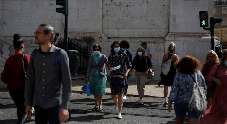 Uso obrigatório de máscara na rua promulgado por Marcelo