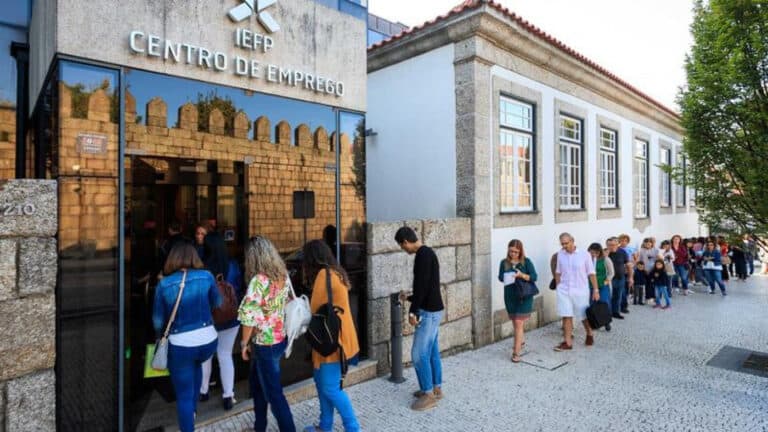 Desemprego sobe quase 25% em Agosto, abranda para 17% em Setembro