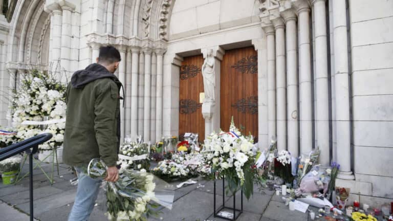 Padre ortodoxo atingido a tiro junto a igreja em Lyon, França