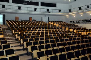 Espaços culturais fecham às 22h30. Salas do distrito antecipam horários