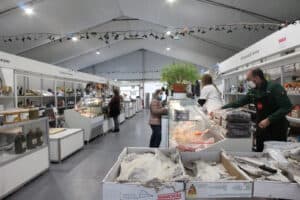 As duas faces do mesmo Mercado. Há comerciantes a pedir horários alargados