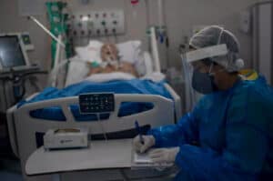 Mundo soma 600 mil casos num dia e totaliza 1,23 milhões de mortos