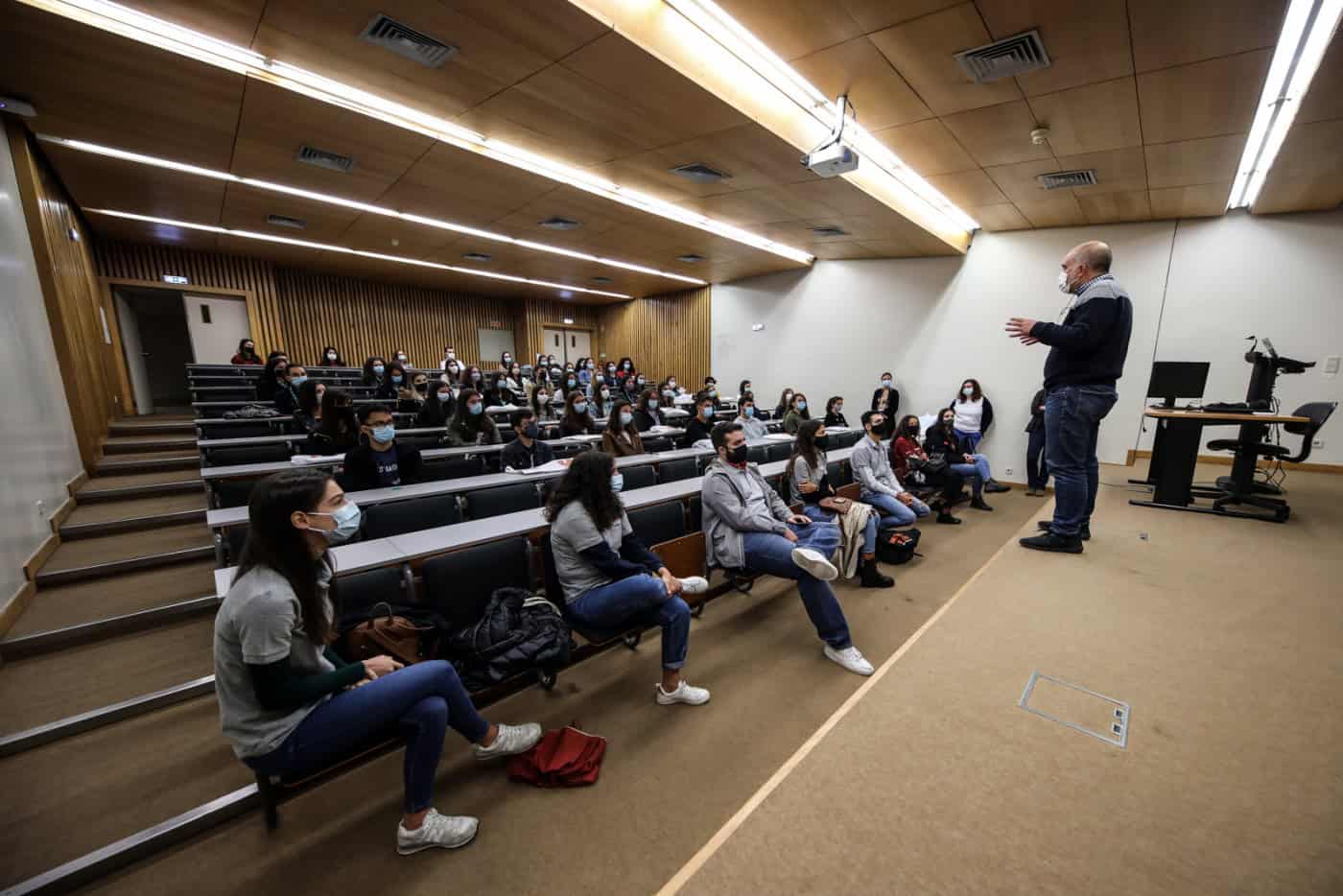 "Tenho recebido relatos de que há salas de aula a excederem o limite da capacidade"