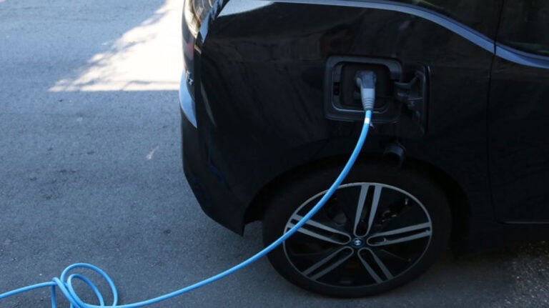 Zero. Estado deve eliminar apoios à compra de carros híbridos