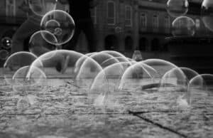 Casa dos Crivos recebe obras que convidam à reflexão sobre o mundo&nbsp;