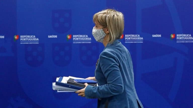 Ministra da Saúde diz que situação nos cuidados intensivos é "complexa e grave"