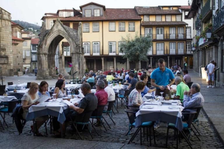 Apoio à restauração em Guimarães gera discórdia entre PS e PSD