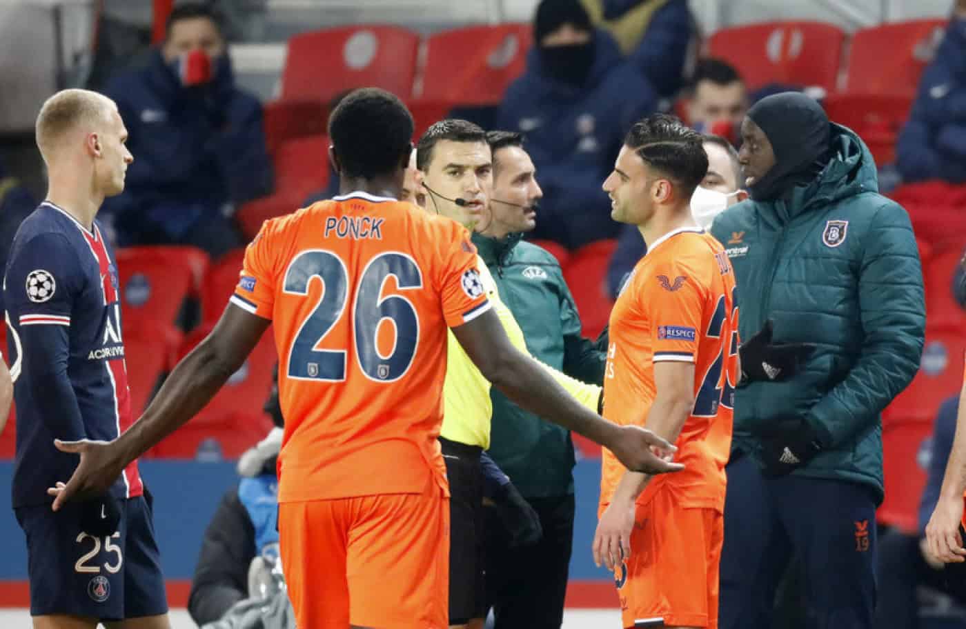 PSG-Basaksehir interrompido por comentário racista