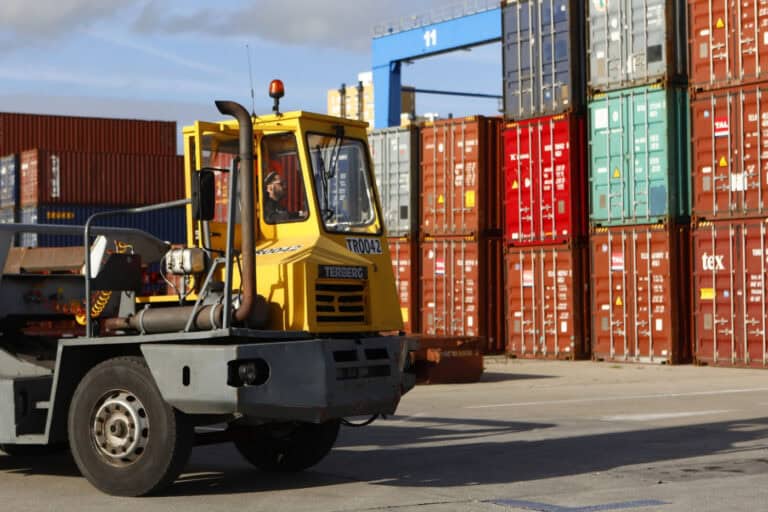 Exportações caem 2,2% e importações recuam 11,8% em outubro&nbsp;