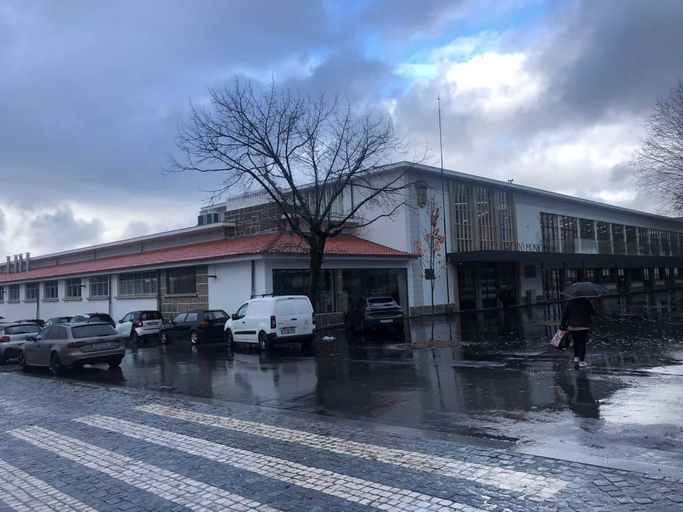 Estacionamento pago está a ser um problema para vendedores do Mercado