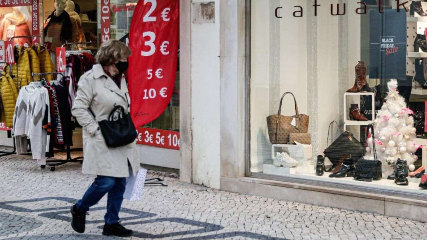 Mais de três quartos dos portugueses pretendem gastar menos dinheiro neste Natal