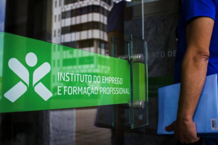 Número de desempregados inscritos nos centros de emprego sobe 30,2% em Novembro