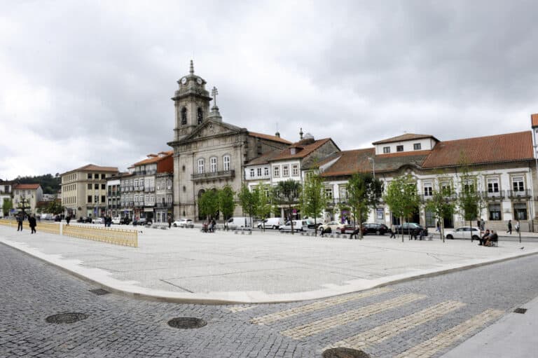 Comércio de Guimarães autorizado a abrir às 8h00 até 31 de Dezembro