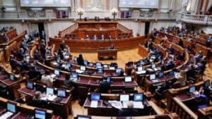 Uso obrigatório de máscaras na rua prolongado por mais três meses