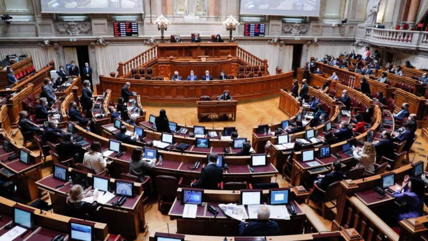 Uso obrigatório de máscaras na rua prolongado por mais três meses