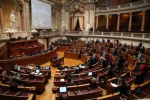 Parlamento vota prolongamento do estado de emergência até dia 15