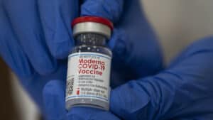 Agência Europeia do Medicamento aprova vacina da Moderna para a covid-19