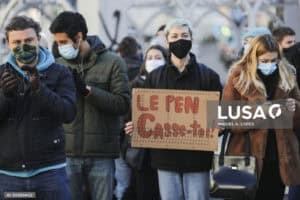 Mais de duas centenas na rua contra presença de Le Pen em Portugal
