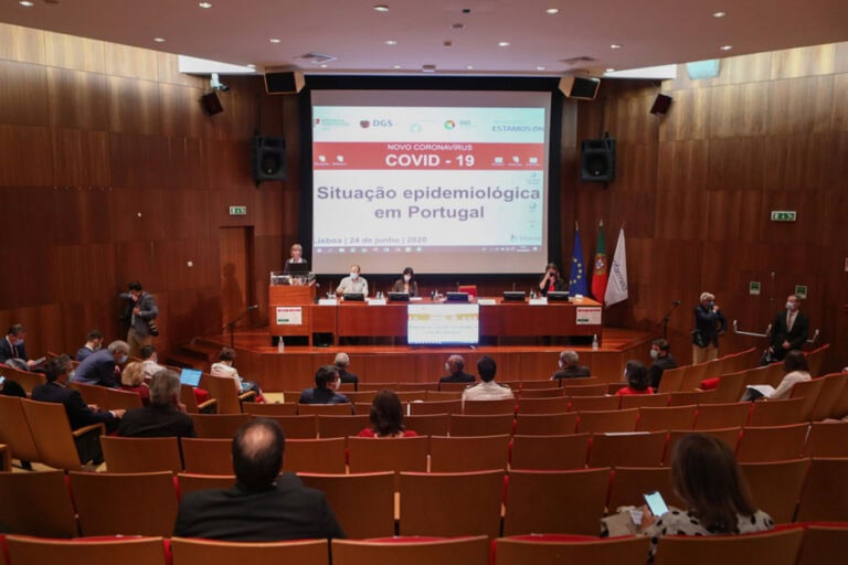 Reunião no Infarmed vai ditar as medidas de um novo confinamento geral