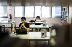 Governo mantém escolas abertas para todos os níveis de ensino