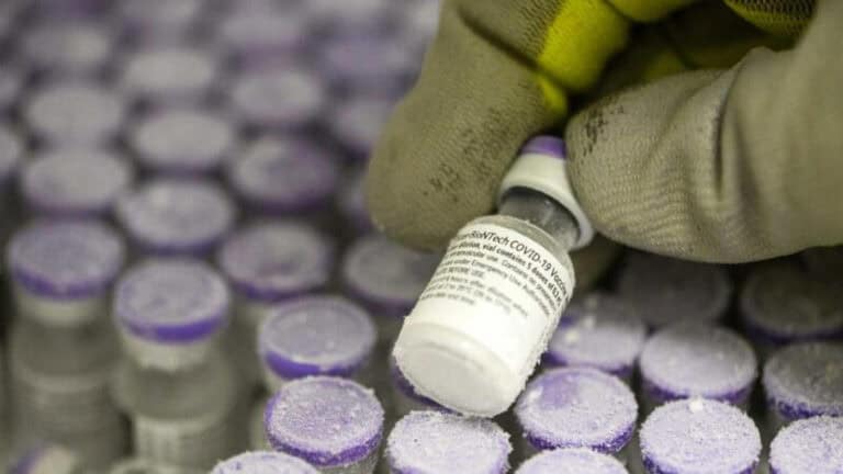 Pfizer atrasa entrega de vacinas na Europa para melhorar produção&nbsp;