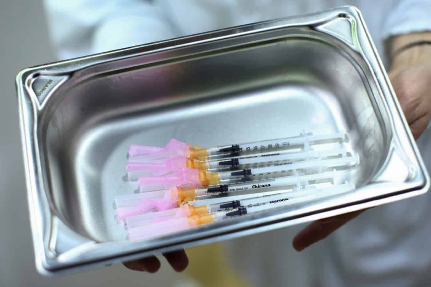 Covid-19: profissionais dos setores privado e social começaram a ser vacinados