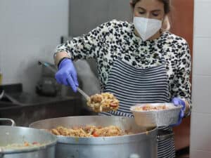 Virar a Página coloca comida no prato de quem precisa há dez meses